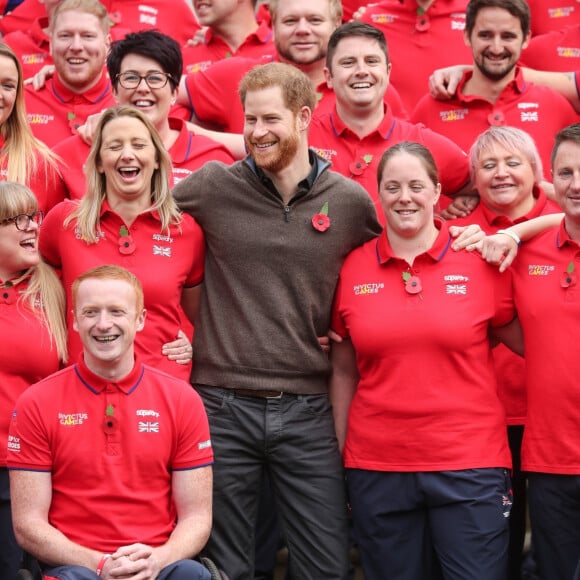 Le prince Harry, duc de Sussex, rencontre l'équipe représentant l'Angleterre aux Invictus Games 2019 à La Haye à Londres, le 29 octobre 2019.