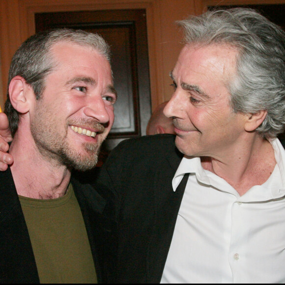 Exclusif - Pierre Arditi et son fils Frédéric, né de son mariage passé avec la comédienne Florence Giorgetti, au théâtre Edouard VII à Paris en mai 2008.