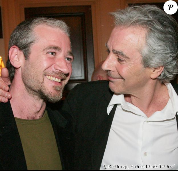 Exclusif - Pierre Arditi et son fils Frédéric, né de son mariage passé avec la comédienne Florence Giorgetti, au théâtre Edouard VII à Paris en mai 2008.