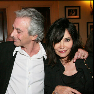 Exclusif - Pierre Arditi avec sa femme Evelyne Bouix et son fils Frédéric, né de son mariage passé avec la comédienne Florence Giorgetti, au théâtre Edouard VII à Paris en mai 2008.