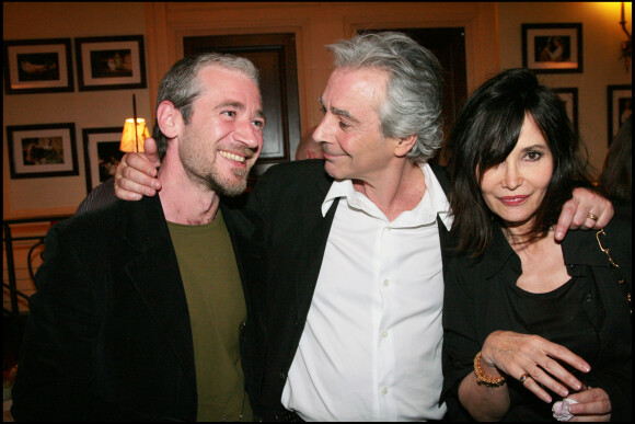 Exclusif - Pierre Arditi avec sa femme Evelyne Bouix et son fils Frédéric, né de son mariage passé avec la comédienne Florence Giorgetti, au théâtre Edouard VII à Paris en mai 2008.