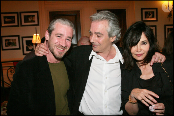 Exclusif - Pierre Arditi avec sa femme Evelyne Bouix et son fils Frédéric, né de son mariage passé avec la comédienne Florence Giorgetti, au théâtre Edouard VII à Paris en mai 2008.