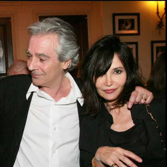 Exclusif - Pierre Arditi avec sa femme Evelyne Bouix et son fils Frédéric, né de son mariage passé avec la comédienne Florence Giorgetti, au théâtre Edouard VII à Paris en mai 2008.