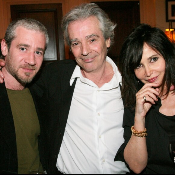 Exclusif - Pierre Arditi avec sa femme Evelyne Bouix et son fils Frédéric, né de son mariage passé avec la comédienne Florence Giorgetti, au théâtre Edouard VII à Paris en mai 2008.