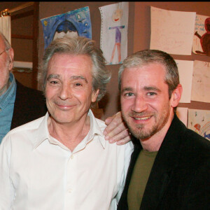 Exclusif - Pierre Arditi et son fils Frédéric, né de son mariage passé avec la comédienne Florence Giorgetti, au théâtre Edouard VII à Paris en mai 2008.