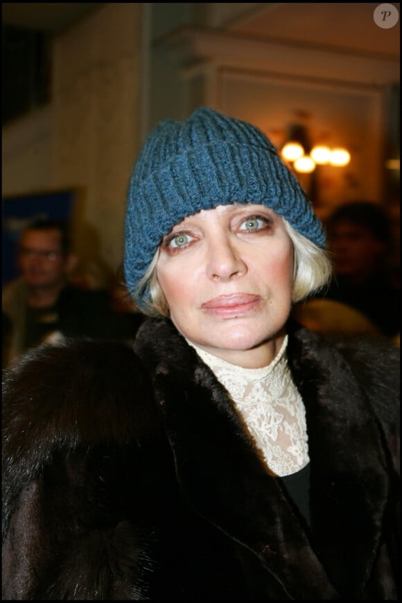 Marie Laforêt - Première représentation de la pièce "Landru" au théâtre Marigny de Paris. Le 1er décembre 2005.