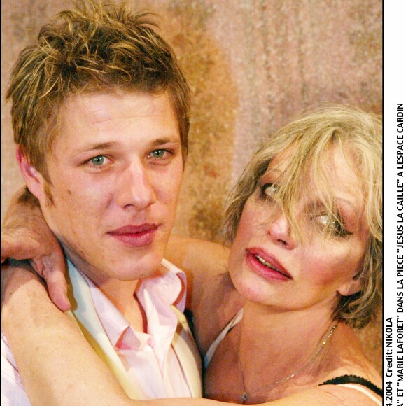 Marie Laforêt et Jean-Edouard Lipa dans la pièce "Jésus la caille" à L'espace Cardin. Le 15 avril 2004.