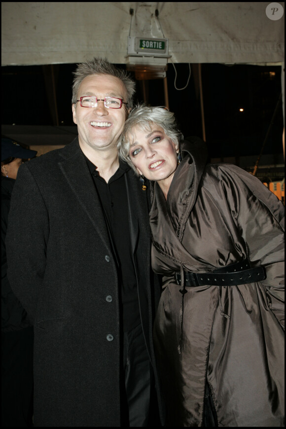 Laurent Ruquier et Marie Laforêt - Générale du spectacle "Saltimbanco" du Cirque du soleil. Boulogne Billancourt. Le 7 avril 2005.