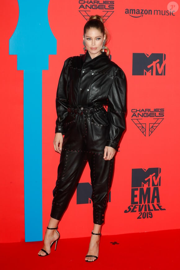 Doutzen Kroes assiste aux MTV European Music Awards 2019 (MTV EMA's) au FIBES Conference and Exhibition Centre à Séville en Espagne, le 3 novembre 2019.