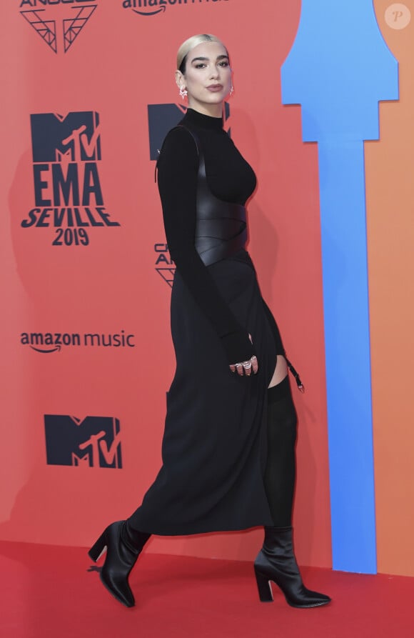 Dua Lipa assiste aux MTV European Music Awards 2019 (MTV EMA's) au FIBES Conference and Exhibition Centre à Séville en Espagne, le 3 novembre 2019.