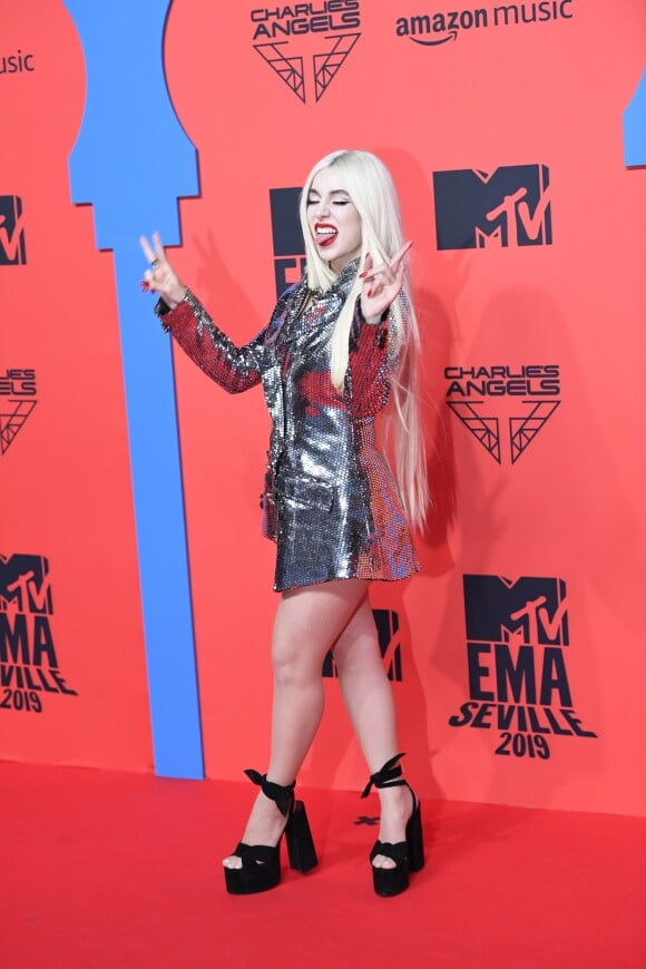 Ava Max assiste aux MTV European Music Awards 2019 (MTV EMA's) au FIBES Conference and Exhibition Centre à Séville en Espagne, le 3 novembre 2019.