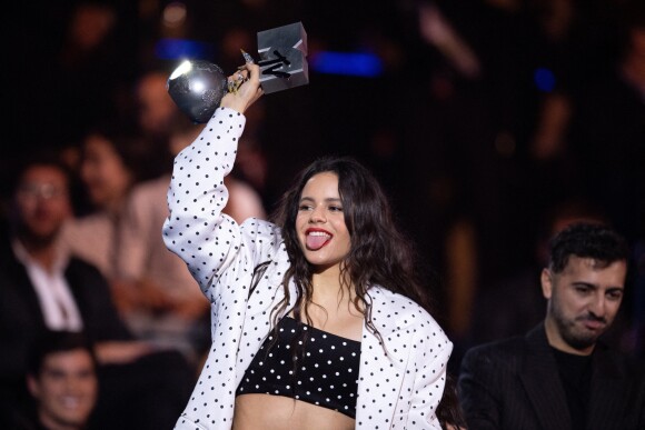 Rosalia remporte le prix de la Meilleure collaboration aux MTV European Music Awards 2019 (MTV EMA's) au FIBES Conference and Exhibition Centre à Séville en Espagne, le 3 novembre 2019.