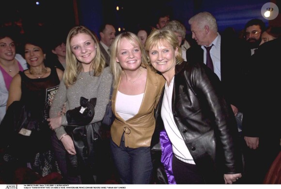Emma Bunton avec sa mère et une amie assistent au show Mama Mia, à Londres, en 2000.