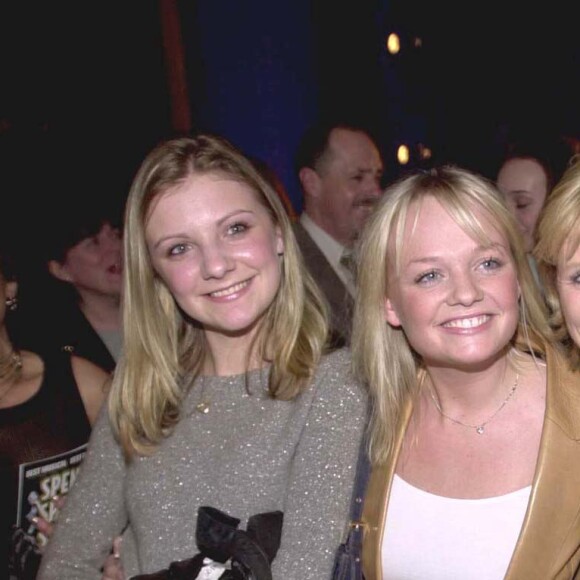 Emma Bunton avec sa mère et une amie assistent au show Mama Mia, à Londres, en 2000.
