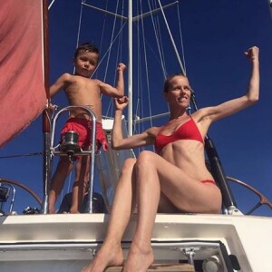 Eva Herzigova et son fils Edward. Août 2016.