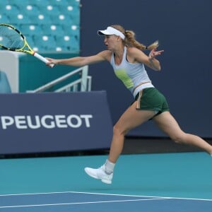 Caroline Wozniacki est sur le terrain d'entraînement avant le début du tournoi Open de tennis de Miami au Hard Rock Stadium Miami Gardens, le 16 mars 2019.