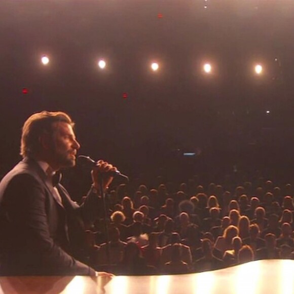 Lady Gaga et Bradley Cooper interprètent la chanson "Shallow" sur la scène de la 91e cérémonie des Oscars 2019 au théâtre Dolby à Los Angeles, le 24 février 2019.