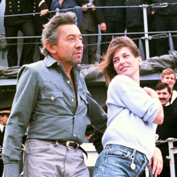 Archives - Serge Gainsbourg et Jane Birkin sur le pont d'un bateau de la marine française pour une émission "Formule 1". Le 16 novembre 1984.