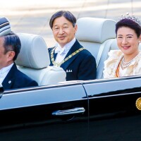 Naruhito et Masako du Japon : tiare et costume d'apparat pour un rare défilé