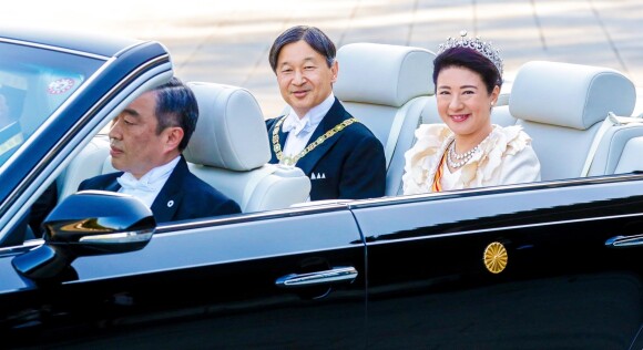L'empereur japonais Naruhito et l'impératrice Masako lors du défilé royal commémorant l'intronisation de l'empereur Naruhito à Tokyo, au Japon le 10 novembre 2019.