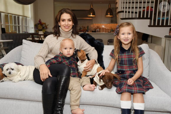 Hilaria Baldwin partage un moment en famille avec ses quatre enfants Leonardo, Rafael, Carmen et Romeo. New York. Le 9 octobre 2019. @Michael Simon/Startraks/ABACAPRESS.COM
