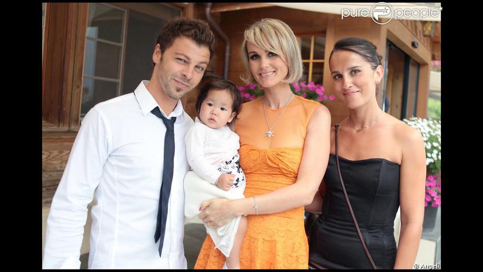 Christophe Mae Et Sa Compagne Nadege Entourant Joy Laeticia