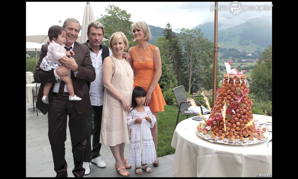 Joy Dans Les Bras De Jean Claude Darmon Johnny Hallyday Helene Darroze Jade Et Laeticia Hallyday Lors De La Journee De Bapteme De Joy A Gstaad En Suisse Le 5 Purepeople
