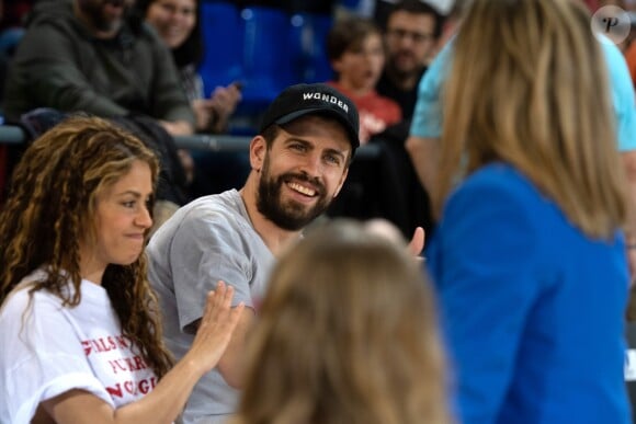 Shakira, son mari Gerard Piqué et leurs enfants Sasha, Milan dans les tribunes du match de basket entre le FC Barcelone et San Pablo Burgos à Barcelone le 10 mars 2019.
