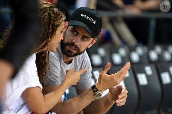 Shakira, son mari Gerard Piqué et leurs enfants Sasha, Milan dans les tribunes du match de basket entre le FC Barcelone et San Pablo Burgos à Barcelone le 10 mars 2019.