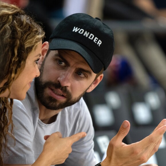 Shakira, son mari Gerard Piqué et leurs enfants Sasha, Milan dans les tribunes du match de basket entre le FC Barcelone et San Pablo Burgos à Barcelone le 10 mars 2019.