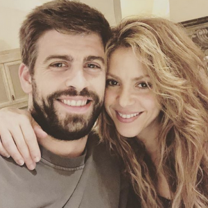 Le footballeur Gerard Piqué partage quelques extraits de sa vie de famille avec Shakira et leurs deux garçons, Sasha et Milan, sur Instagram.