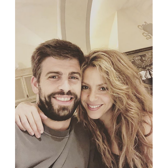 Le footballeur Gerard Piqué partage quelques extraits de sa vie de famille avec Shakira et leurs deux garçons, Sasha et Milan, sur Instagram.