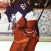 Le président Russe Vladimir Poutine participe à un match de hockey sur glace amical avec Vladimir Potanin sur la Place Rouge à Moscou le 29 Décembre 2018