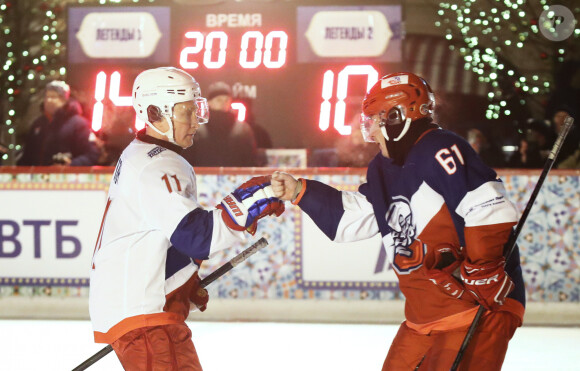 Le président Russe Vladimir Poutine participe à un match de hockey sur glace amical avec Vladimir Potanin sur la Place Rouge à Moscou le 29 Décembre 2018