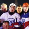Le président Russe Vladimir Poutine participe à un match de hockey sur glace amical avec Vladimir Potanin sur la Place Rouge à Moscou le 29 Décembre 2018.