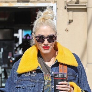Exclusif - Gwen Stefani porte des bottines western, un short en jean sur un leggings et une veste en jean avec de la fausse fourrure à la sortie d'un salon de manucure/pédicure à West Hollywood, Los Angeles, le 29 octobre 2019