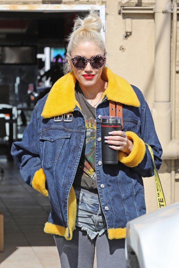 Exclusif - Gwen Stefani porte des bottines western, un short en jean sur un leggings et une veste en jean avec de la fausse fourrure à la sortie d'un salon de manucure/pédicure à West Hollywood, Los Angeles, le 29 octobre 2019