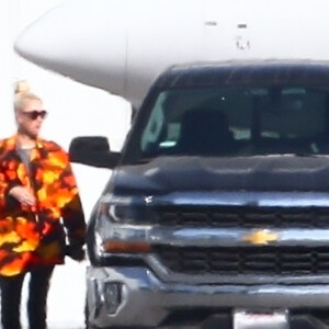 Exclusif - Gwen Stefani et son compagnon Blake Shelton arrivent en jet privé à Burbank à Los Angeles après avoir passé des vacances en famille, le 6 octobre 2019