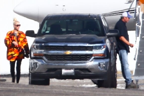 Exclusif - Gwen Stefani et son compagnon Blake Shelton arrivent en jet privé à Burbank à Los Angeles après avoir passé des vacances en famille, le 6 octobre 2019