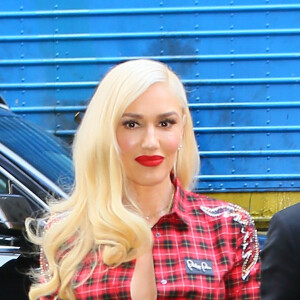 Gwen Stefani en total look à carreaux rouges et bottes western blanches à la sortie de Sirius radio à New York, le 23 septembre 2019