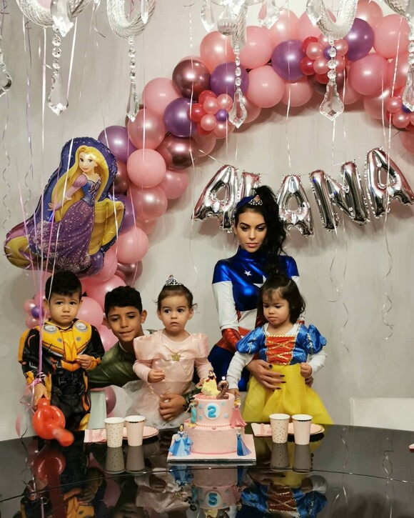 Georgina Rodriguez, la compagne de Cristiano Ronaldo, a publié une photo en famille à l'occasion de l'anniversaire de leur fille Alana Martina. Elle a eu 2 ans le 12 novembre 2019.