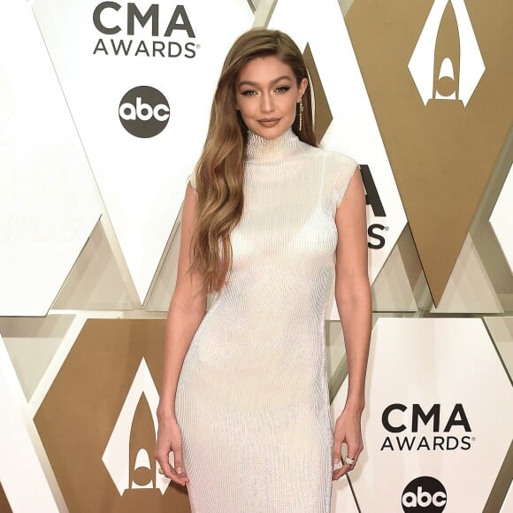 Gigi Hadid assiste à la 53ème édition des CMA Awards à Nashville dans le Tennessee, le 13 novembre 2019.