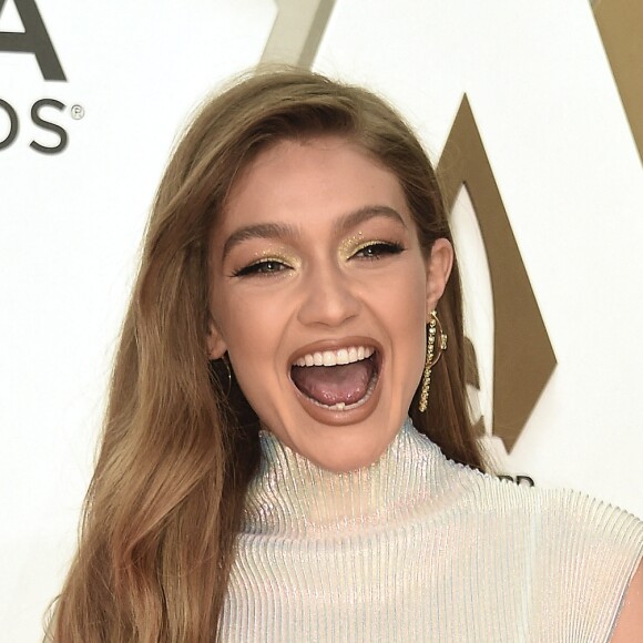 Gigi Hadid assiste à la 53ème édition des CMA Awards à Nashville dans le Tennessee, le 13 novembre 2019.