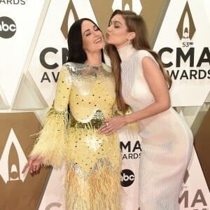 Kacey Musgraves et Gigi Hadid assistent à la 53ème édition des CMA Awards à Nashville dans le Tennessee, le 13 novembre 2019.