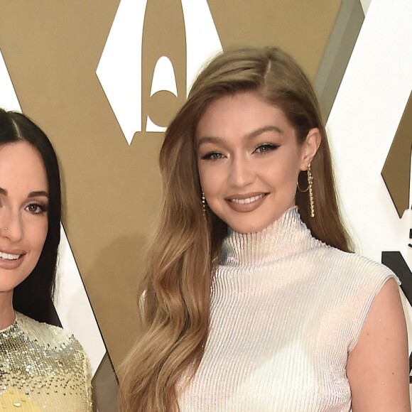 Kacey Musgraves et Gigi Hadid assistent à la 53ème édition des CMA Awards à Nashville dans le Tennessee, le 13 novembre 2019.