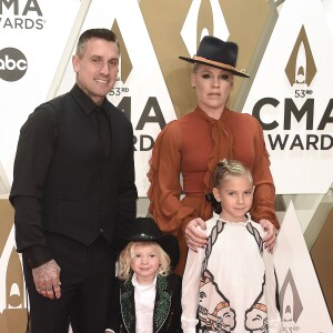 Pink, son mari Carey Hart et leurs deux enfants, Jameson et Willow, assistent à la 53ème édition des CMA Awards à Nashville dans le Tennessee, le 13 novembre 2019.