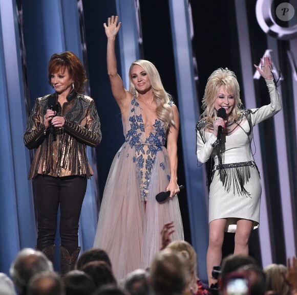 Reba McEntire, Carrie Underwood et Dolly Parton animent la 53ème édition des CMA Awards à Nashville dans le Tennessee, le 13 novembre 2019.
