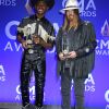 Lil Nas X et Billy Ray Cyrus, récompensés à la 53ème édition des CMA Awards à Nashville dans le Tennessee, le 13 novembre 2019.
