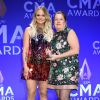 Miranda Lambert et Holly Gleason assistent à la 53ème édition des CMA Awards à Nashville dans le Tennessee, le 13 novembre 2019.
