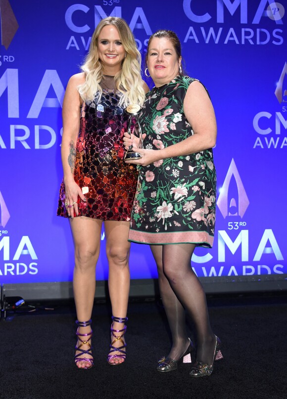 Miranda Lambert et Holly Gleason assistent à la 53ème édition des CMA Awards à Nashville dans le Tennessee, le 13 novembre 2019.
